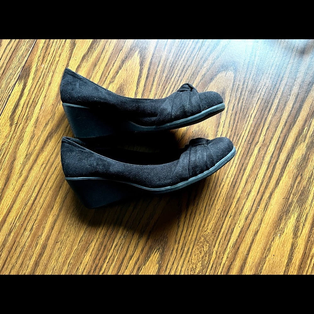 DEXFLEX Wedge Heels. Black. Size 8 1/2. Faux Suede. Very Good Condition